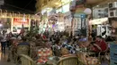 Warga Suriah bekerja di sebuah kedai kopi daerah bernama kota 6 Oktober, Giza, Mesir, (19/3). Menariknya di daerah ini sebagian pekerjanya merupakan imigran asal Suriah yang sedang mencari pekerjaan. (REUTERS / Mohamed Abd El Ghany)