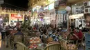 Warga Suriah bekerja di sebuah kedai kopi daerah bernama kota 6 Oktober, Giza, Mesir, (19/3). Menariknya di daerah ini sebagian pekerjanya merupakan imigran asal Suriah yang sedang mencari pekerjaan. (REUTERS / Mohamed Abd El Ghany)