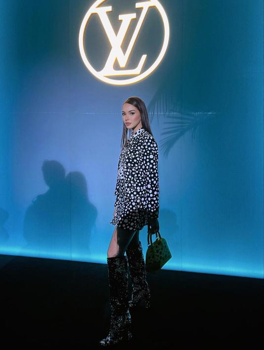 Hadir di event pre-fall 2023 Louis Vuitton, Alyssa Daguise mengenakan koleksi brand fashion kelas dunia. Bintang film Pelukis Hantu itu tampak menawan dalam balutan busana bernuansa monokrom dengan motif polkadot yang dipadukan dengan sepatu boots setinggi lutut. (Liputan6.com/IG/@alyssadaguise)