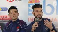 Pebulutangkis asal Inggris, Chris Langridge (kanan) bersama Zheng Siwei (Tiongkok) saat memberi keterangan terkait kesiapan berlaga di Istora Senayan Jakarta, Senin (15/7/2019). Indonesia Open 2019 akan dihelat pada 16-21 Juli 2019. (Liputan6.com/Helmi Fithriansyah)