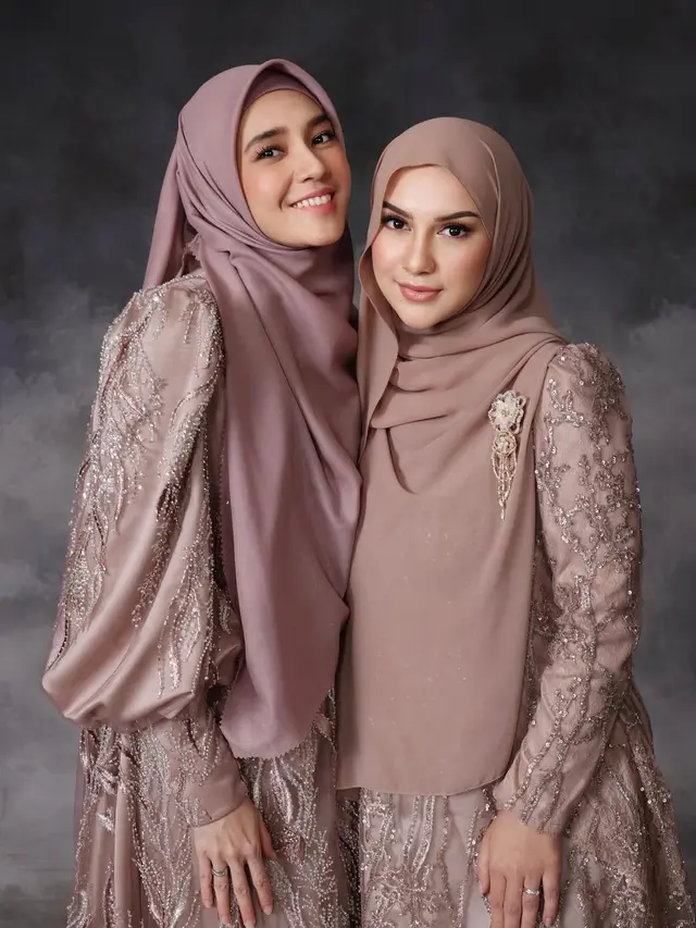Dhini Aminarti dan Irish Bella mengenakan kerudung panjang. [@aldiphotooffical]