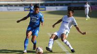 Gelandang Persib Bandung Febri Hariyadi dihadang pemain Tira Persikabo dalam dalam laga uji coba di Stadion Gelora Bandung Lautan Api (GBLA), Sabtu (5/9/2020). Hasil laga uji coba berakhir dengan skor 0-0. (Foto: MO Persib)