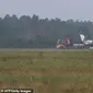 Pesawat jet pribadi yang membawa manajer dan kru penyanyi Pink kecelakaan hingga terbakar saat mendarat di Denmark. (AFP)