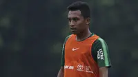 Pemain Timnas Indonesia U-22, Syafril Lestaluhu, mengamati instruksi saat latihan di Lapangan ABC, Jakarta, Senin (14/1). Latihan ini merupakan persiapan jelang Piala AFF U-22. (Bola.com/Vitalis Yogi Trisna)