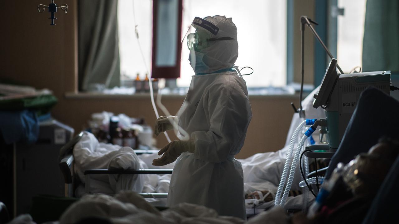 Petugas Medis Tangani Pasien Virus Corona di Ruang ICU RS Wuhan