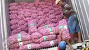 Pekerja menurunkan bawang putih dari kontainer setibanya di Pasar Induk Kramat Jati, Rabu (17/5). Sebanyak 9.000 ton bawang putih yang diimpor dari Tiongkok dijual ke pedagang seharga Rp 25.000 per kg dalam operasi pasar. (Liputan6.com/Immanuel Antonius)