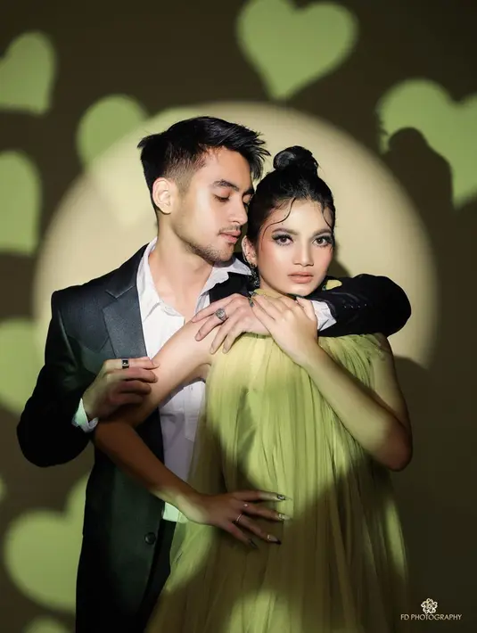 Kedua artis muda ini bahkan terlihat tak canggung saat berpose mesra. Bahkan, karena hal ini pula banyak netizen yang memuji keduanya di media sosial. (Liputan6.com/IG/@fdphotography90)