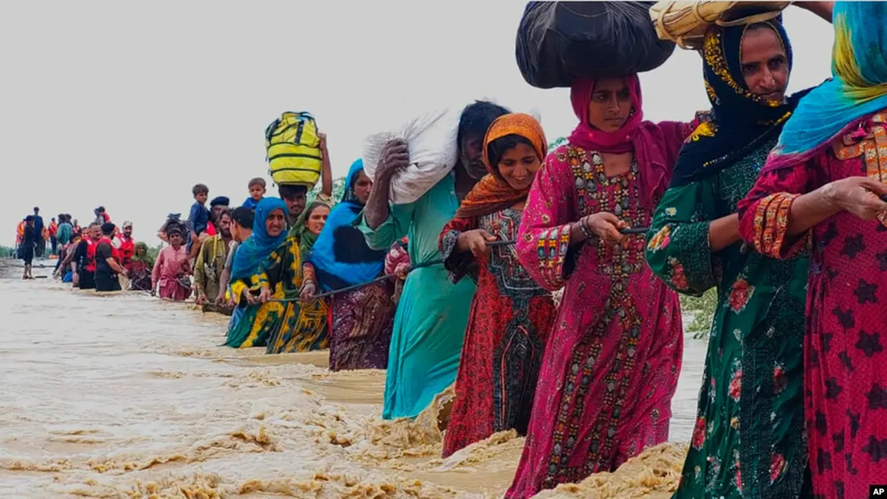 Petugas penyelamat membantu warga mengungsi dari daerah banjir akibat hujan lebat, di Lasbella, sebuah distrik di Provinsi Baluchistan barat daya Pakistan, Selasa, 26 Juli 2022. (AP/Hamdan Khan)