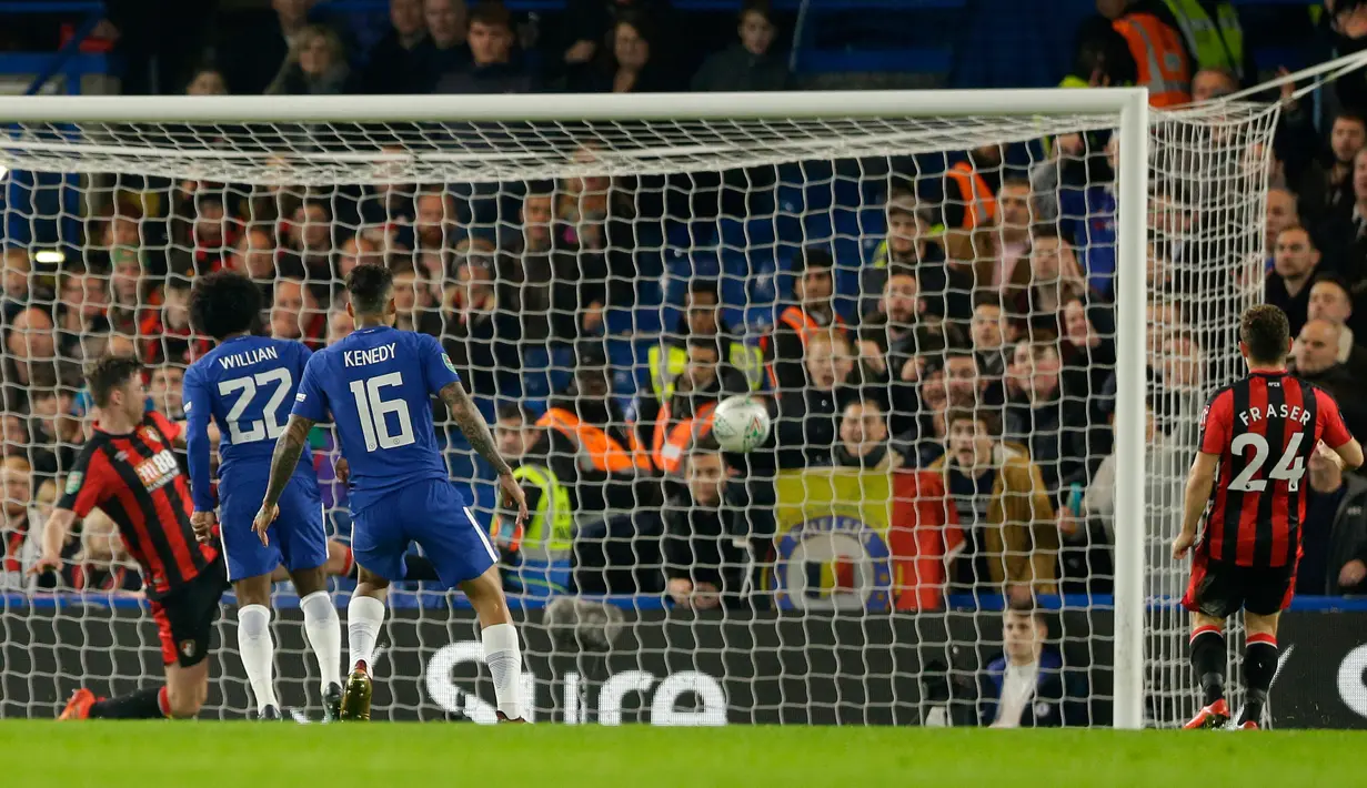 Pemain Chelsea, Willian berhasil mencetal gol ke gawang Bournemouth pada laga perempat final, di Stadion Stamford Bridge, Kamis (21/12). Chelsea menang dramatis dan memastikan lolos ke semifinal dengan skor 2-1. (AP/Alastair Grant)