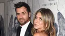 Jennifer Aniston bersama suaminya, Justin Theroux berpose saat menghadiri pemutaran perdana HBO "The Leftovers" Season 3 di Avalon Hollywood di Los Angeles, California (4/4). (Kevin Winter / Getty Images / AFP)