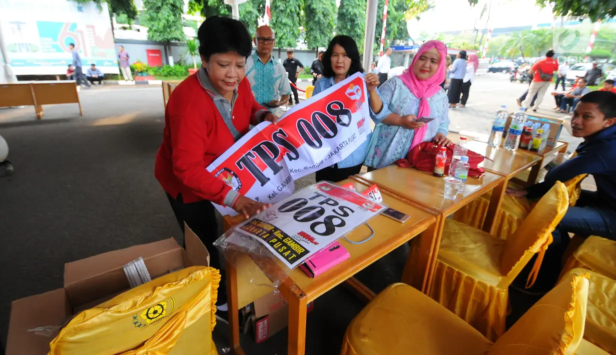 Petugas melakukan persiapan di Tempat Pemungutan Suara (TPS) 008, Kelurahan Gambir, Kecamatan Gambir, Jakarta Pusat, Rabu (17/4). Jelang hari pencoblosan, tempat capres nomor urut 01 Joko Widodo atau Jokowi menggunkan hak suaranya ini terus berbenah. (Liputan6.com/Angga Yuniar)