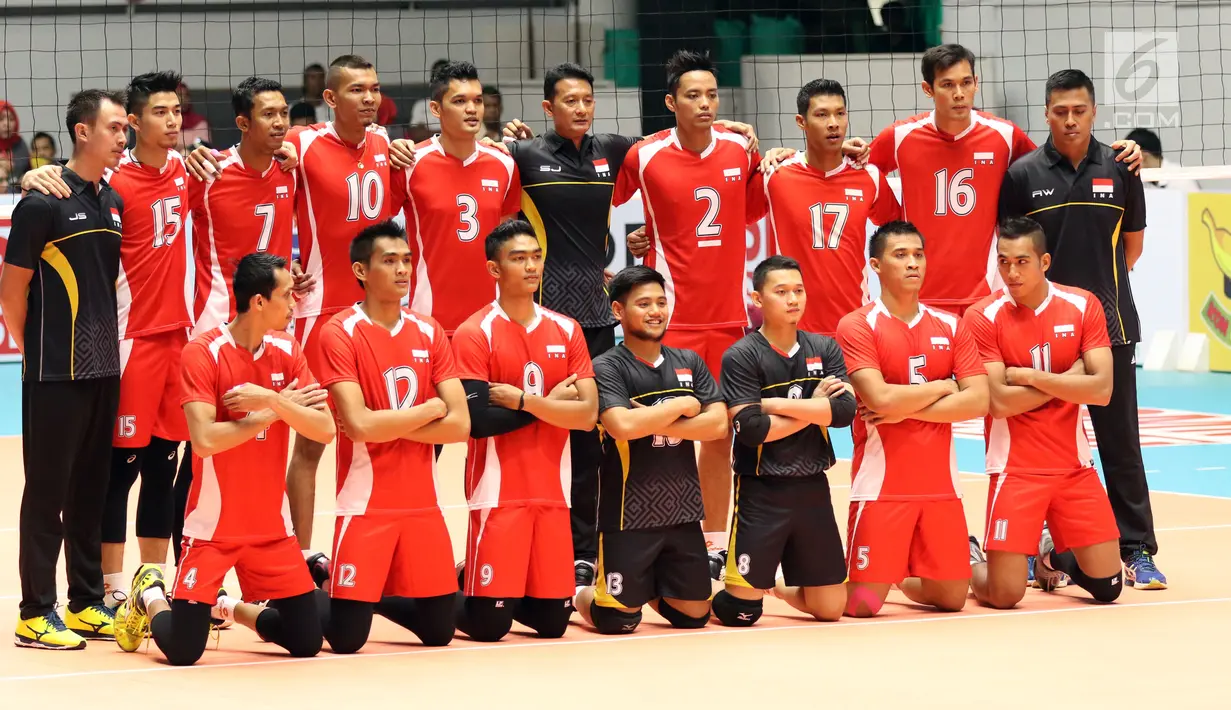 Timnas Voli Putra Indonesia berpose jelang laga perdana Kejuaraan Voli Putra Asia 2017 ke-16 di GOR Tri Dharma, Gresik, Senin (24/7). Ajang ini diikuti 16 negara. (Liputan6.com/Helmi Fithriansyah)