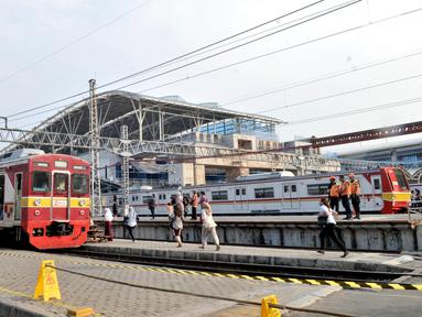Aktivitas calon penumpang di Stasiun Manggarai, Jakarta, Rabu (9/10/2019). Kasubag Humas Direktorat Jenderal Perkeretaapian Kemenhub Supandi mengatakan pelayanan KA jarak jauh rencananya akan dipindahkan dari Stasiun Gambir ke Stasiun Manggarai. (merdeka.com/Iqbal S. Nugroho)