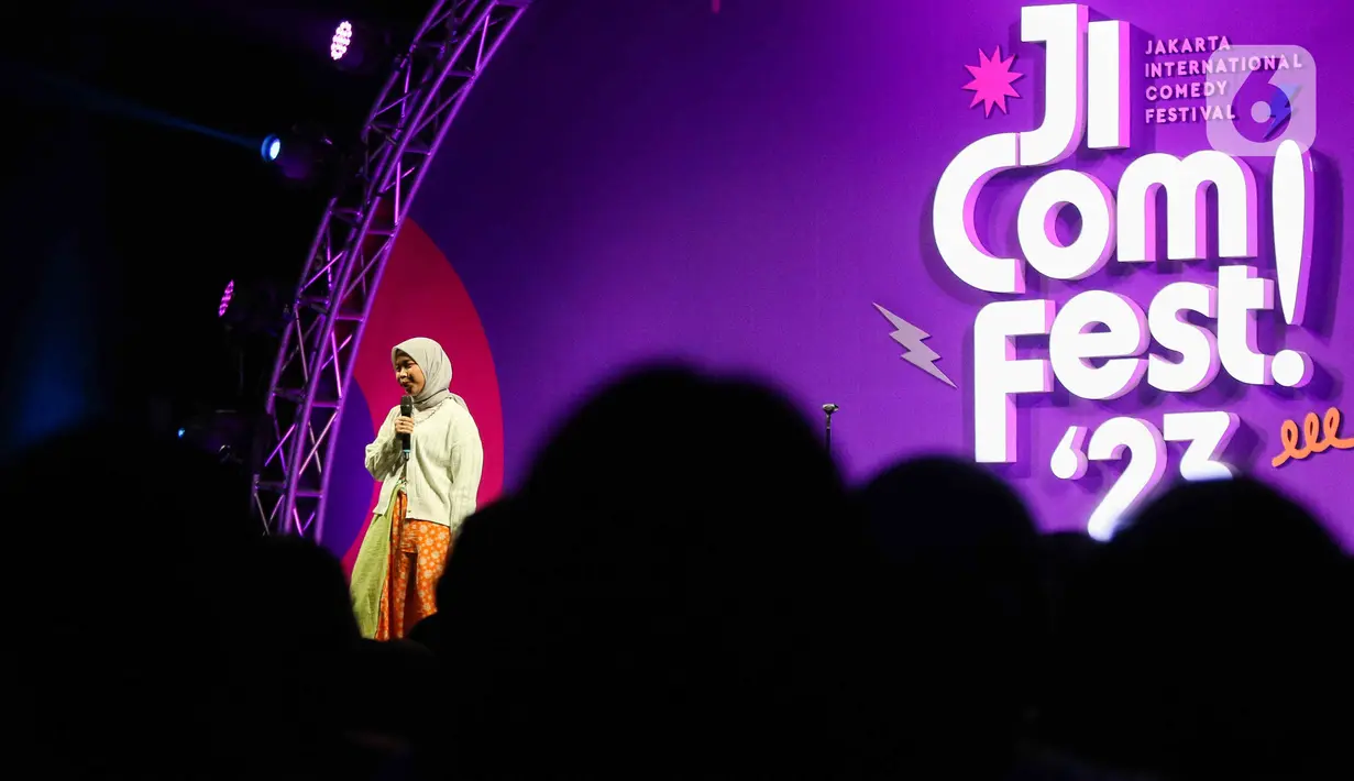 Komika Boah Sartika saat tampil dalam acara Jakarta International Comedy Festival (Jicomfest) 2023 di Tennis Indoor Senayan, Jakarta, Sabtu (16/12/2023). (Liputan6.com/Herman Zakharia)