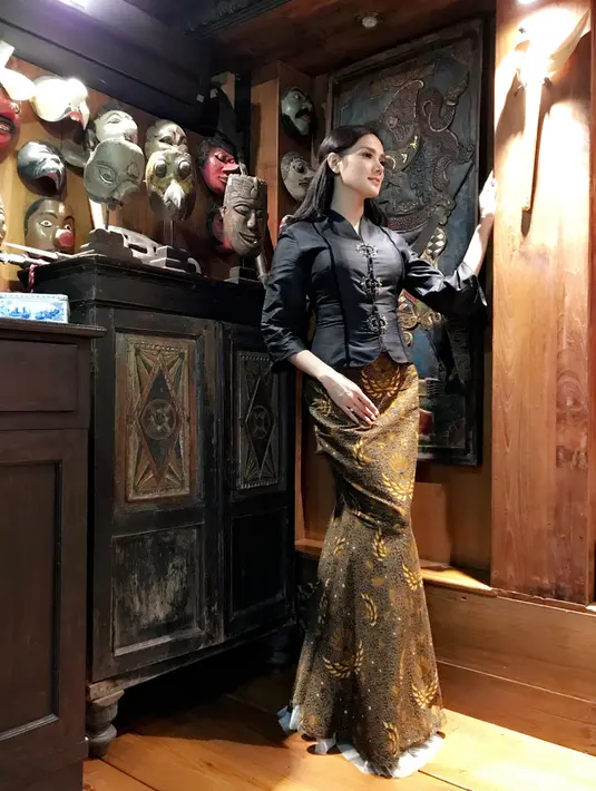 Tak selalu seksi, sebagai perempuan Indonesia Mulan juga senang memakai kebaya dan batik. Seperti di foto ini contohnya, penampilan yang elegan dan mewah hadir dari istri musisi Ahmad Dhani. (Instagram/mulanjameela1)