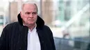 Presiden Bayern Munchen, Uli Hoeness berjalan sebelum keberangkatan di bandara Munich, Jerman (2/4). Munchen akan bertanding melawan wakil Spanyol, Sevilla pada leg pertama perempatfinal Liga Champions. (Sven Hoppe/dpa via AP)