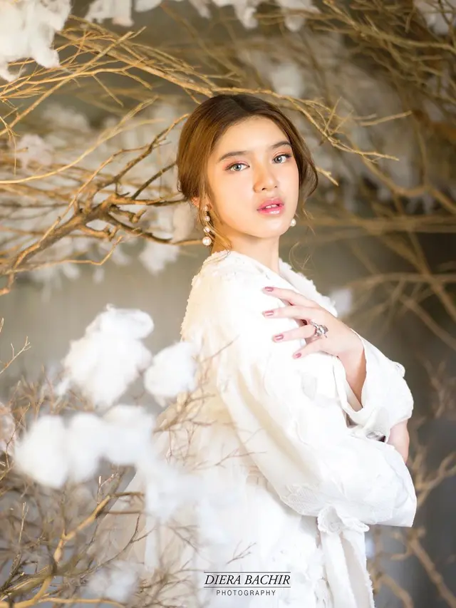 6 Pemotretan Tiara Idol dengan Tema 'Pearl In The Clouds' Ini Curi Perhatian