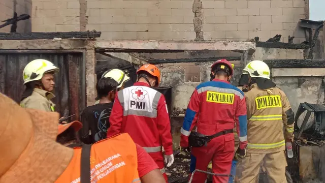 Kebakaran di Jalan Muara Baru, Penjaringan, Jakarta Utara, pada Minggu pagi (20/7/2025).