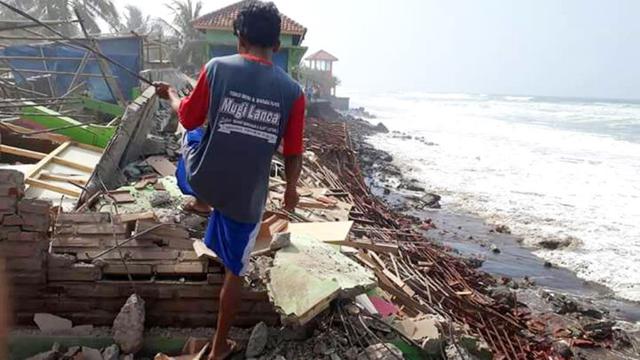Dampak gelombang tinggi di perairan selatan Kebumen, Desember 2018. (Foto: Liputan6.com/BPBD Kebumen/Muhamad Ridlo)