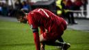 Bomber Portugal, Cristiano Ronaldo terkapar pada laga kedua kualifikasi Piala Eropa 2020 yang berlangsung di Stadion Da Luz, Lisbon, Senin (27/3). Portugal raih hasil imbang 1-1 kontra Serbia. (AFP/Patricia de Melo)