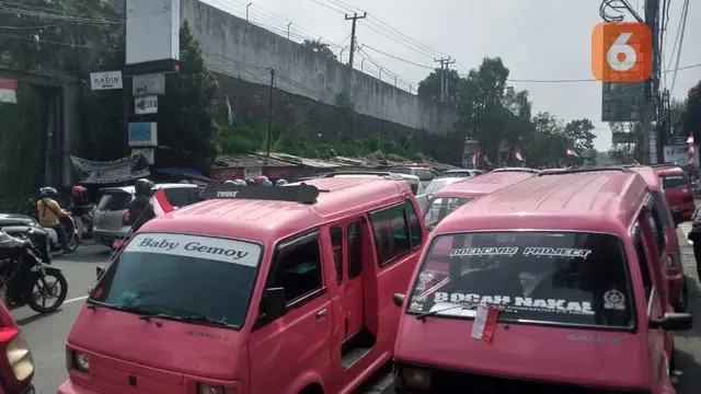 Sopir angkot di Kota Sukabumi lakukan aksi protes, minta pembatasan ojek online (Liputan6.com/Istimewa).
