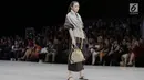 Model membawakan busana karya para perancang yang tergabung dalam Kopikkon pada Indonesia Fashion Week 2018 di JCC, Jakarta, Sabtu (31/3). Kopikkon merupakan bagian dari pengembangan ekonomi kreatif nasional bentukan Bekraf. (Liputan6.com/Faizal Fanani)