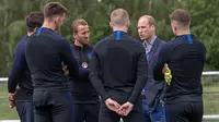 Pangerang William berdiskusi dengan kapten Harry Kane saat menunjungi latihan Timnas Inggris di West Riding County FA, Leeds, Kamis (7/6/2018). Kedatangan ini untuk memberikan support jelang Piala Dunia 2018 Rusia. (AFP/Charlotte Graham)