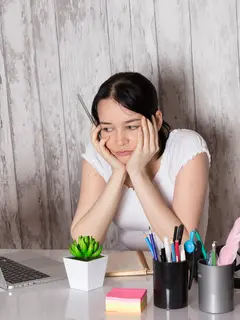 Menjadi generasi sandwich berarti harus membagi penghasilan untuk berbagai kebutuhan keluarga sekaligus diri sendiri. Namun, tanggung jawab keluarga bukan berarti harus selalu mengorbankan kebutuhan pribadi. (Foto/Dok: Magnific)