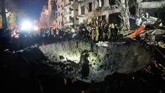 Para petugas dari Komando Pertahanan Dalam Negeri Israel memeriksa reruntuhan gedung apartemen yang rusak akibat serangan rudal Iran, di Tel Aviv, Israel, Minggu 1 Maret 2026 pagi waktu setempat. (AP Photo/Ohad Zwigenberg)