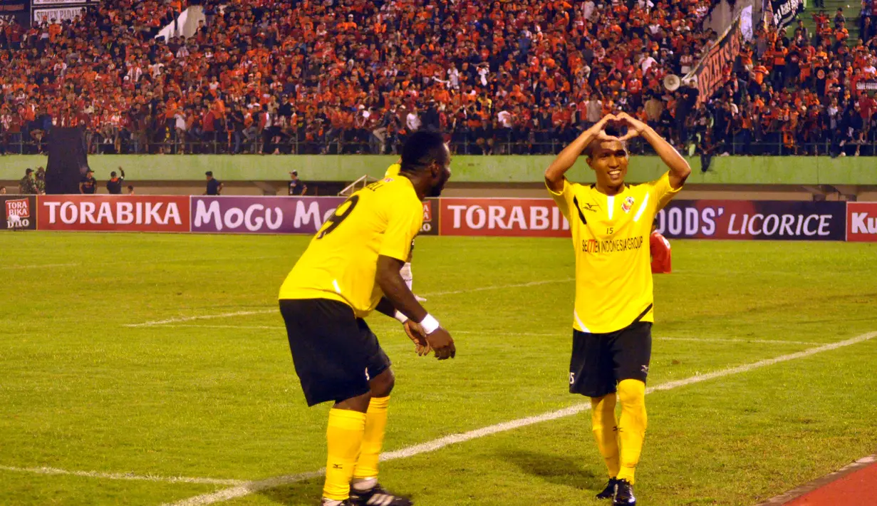 Ekspresi Hendra Adi Bayauw setelah mencetak gol ke gawang Persija Jakarta pada laga terakhir Grup D babak 8 besar Piala Jenderal Sudirman di Stadion Manahan, Solo, Minggu (20/12/2015) malam WIB.(Bola.com/Romi Syahputra)