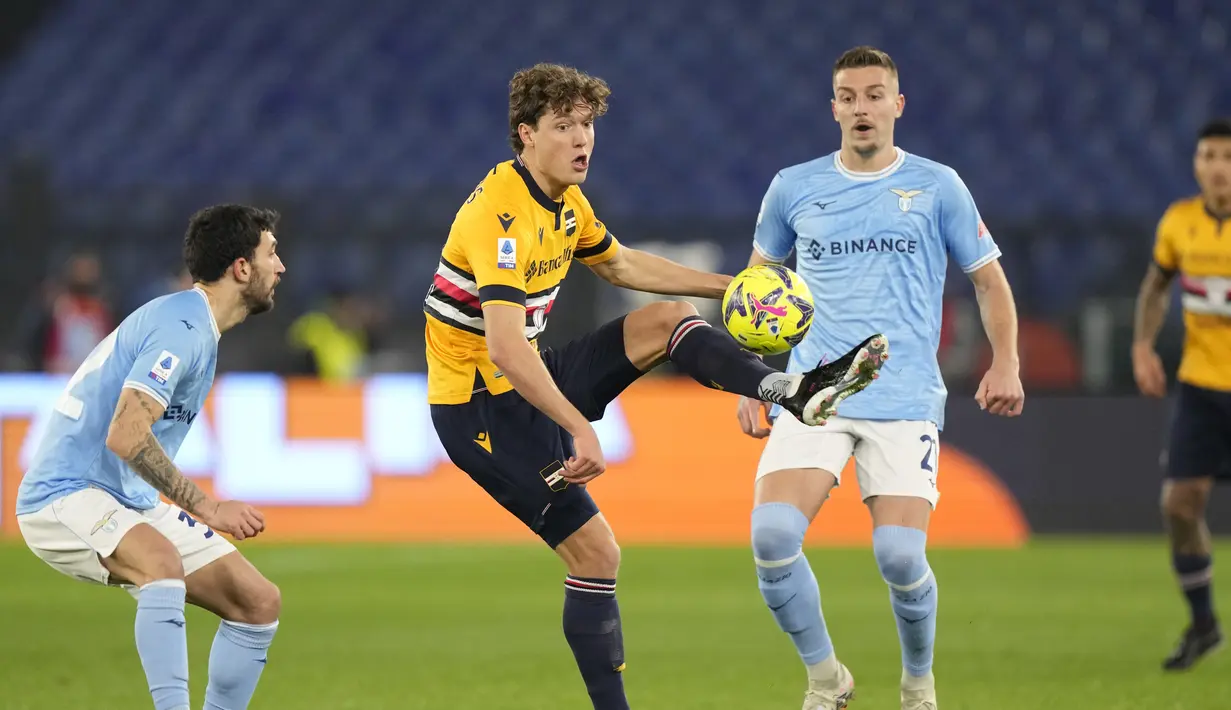 Penyerang Sampdoria Sam Lammers (tengah) mengontrol bola di udara di depan pemain Lazio Danilo Cataldi dan Sergej Milinkovic-Savic pada lanjutan Liga Italia pekan ke-24 di Stadio Olimpico, Roma, Italia, pada Selasa (28/2/2023) dini hari WIB. Kemenangan 1-0 kini mengantarkan Lazio hanya terpaut dua poin dari posisi kedua klasemen Serie A, Inter Milan. (AP Photo/Andrew Medichini)