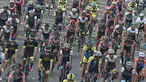 Tim balap sepeda dari dalam dan luar negeri adu kecepatan dalam even Tour de Jakarta 2016, Sabtu (30/7). Tour de Jakarta merupakan balapan di tengah kota dengan jarak tempuh 175,5 km yang terbagi dalam 13 putaran. (Liputan6.com/Immanuel Antonius)
