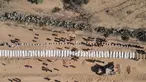 Foto udara menunjukkan warga Palestina memakamkan 54 jenazah yang tidak teridentifikasi di sebuah pemakaman di Deir al-Balah, di bagian tengah Jalur Gaza, pada 22 Oktober 2025. (Foto oleh AFP)