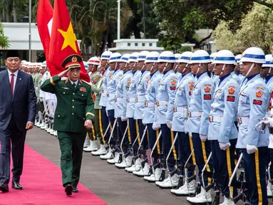 Menteri Pertahanan Republik Indonesia, Sjafrie Sjamsoeddin (tengah) bersama Menteri Pertahanan Nasional Vietnam Phan Van Gang (kanan) memeriksa pasukan jajar kehormatan di Kementerian Pertahanan di Jakarta pada Senin, 10 Maret 2025. (Aditya Irawan/AFP)