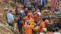 Tim SAR Evakuasi 1 Korban Tewas Longsor Desa Mekar Rahayu Sumedang