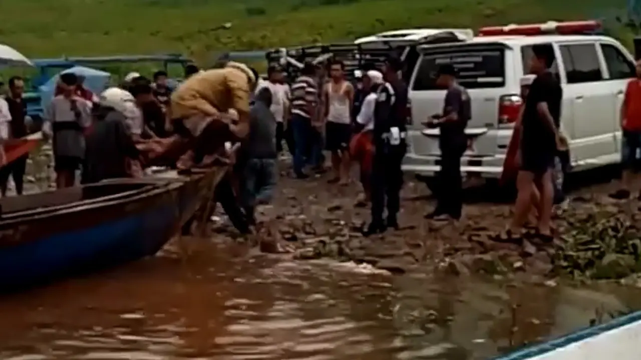 Dua orang meninggal dunia usai tersambar petir di Musala Keramba Jaring Apung Waduk Ir Juanda Jatiluhur, Purwakarta. (Foto: Liputan6.com/Abramena)