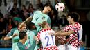 Perebutan bola antara pemain Portugal dengan pemain Kroasia pada laga 16 besar Piala Eropa 2016 di Stade Bollaert-Delelis, Lens, Minggu (26/6/2016) dini hari WIB. (Reuters/Charles Platiau)