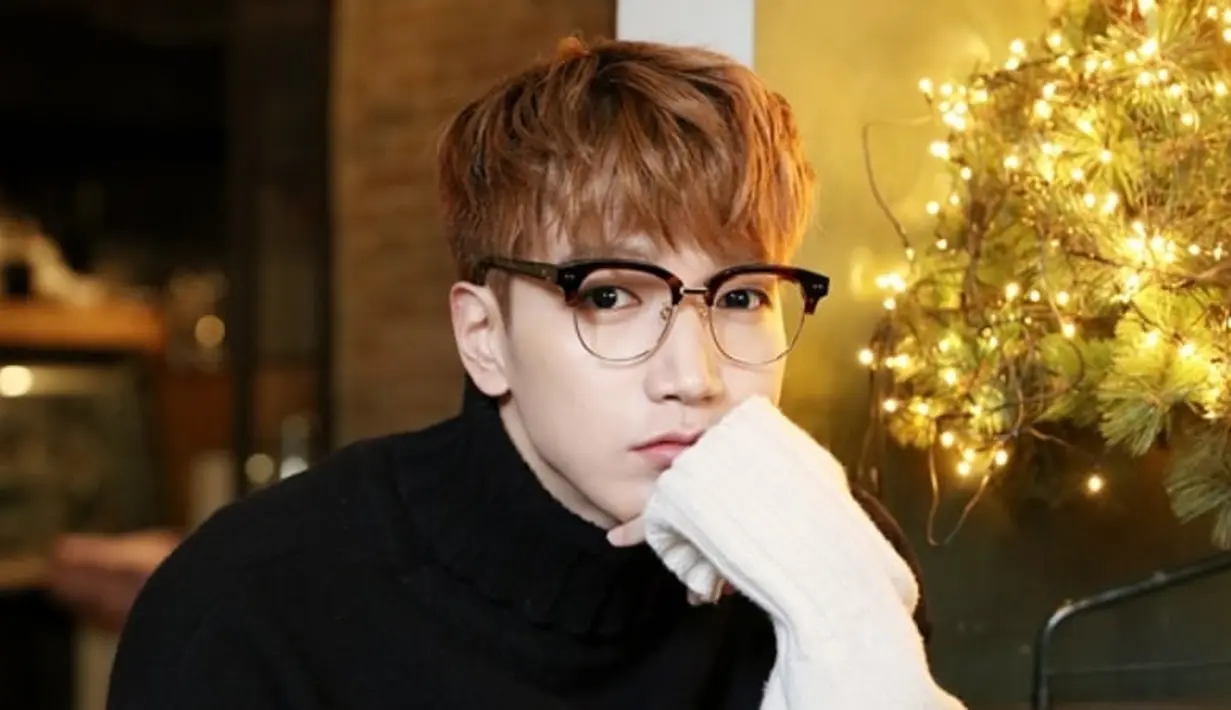 Saat ini belum ada konfirmasi apakah kelumpuhan wajah yang diderita Jun.K 2PM disebabkan karena operasi atau karena kecelakaan saat wajib militer. (Foto: Soompi.com)
