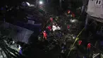 Para sukarelawan Palang Merah Lebanon mencari kemungkinan korban di sebuah bangunan yang hancur akibat serangan udara Israel di kota pelabuhan Sidon, Lebanon selatan, Selasa 6 Januari 2026 pagi waktu setempat. Sebuah serangan kembali menghantam wilayah Lebanon. (AP Photo/Mohammed Zaatari)