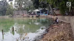 Warga beraktivitas memancing di Situ Rawa Kalong, Cimanggis, Depok, Jawa Barat, Selasa (27/8/2019). Pemerintah Provinsi Jawa Barat mulai merevitalisasi kawasan Situ Rawa Kalong yang memiliki luas lebih kurang 8,25 hektar dengan anggaran sebesar Rp40 miliar. (Liputan6.com/Helmi Fithriansyah)