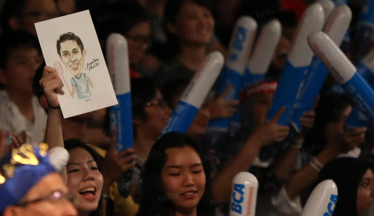 Seorang Suporter membawa karikatur Jonatan Christie saat menyaksikan idolanya menang atas Lin Dan pada laga Indone