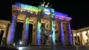 Gerbang Brandenburg diterangi pada malam pembukaan resmi Festival Cahaya di Berlin, Jerman, Kamis (2/9/2021). Festival Cahaya ini berlangsung dari 3 - 12 September 2021. (AP Photo/Michael Sohn)