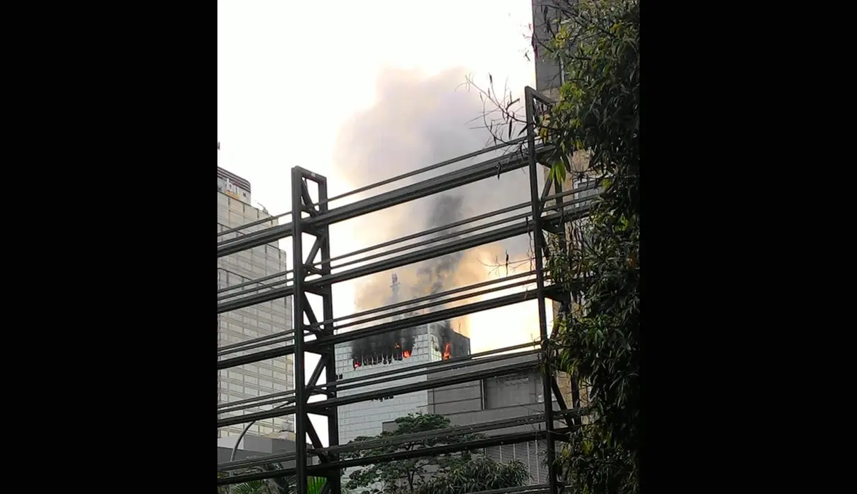 Pagi ini, api yang sempat padam di Wisma Kosgoro bahkan muncul kembali di lantai 19, Jakarta, Selasa (10/3/2015) masih saja mengalami kebakaran. (twitter.com/novianfradana)