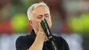 Pelatih kepala AS Roma, Jose Mourinho mencium medali EUFA Confernce League usai berhasil membawa AS Roma mengalahkan Feyenoord dengan skor 1-0 pada laga final yang berlangsung di Stadion Arena Kombetare Tirana, Albania, pada Kamis (26/5/2022) dini hari WIB. Bagi Mourinho, trofi ini menjadi gelar juara Eropa-nya yang kelima. (AFP/Tuan Shkullaku)