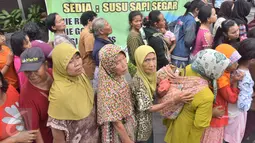 Sejumlah manula mengantre untuk mendapatkan daging kurban  di jalan Kauman Semarang,Jawa Tengah, Senin (12/9). Panitia kurban membagikan lebih dari 5.000 paket daging kepada warga. (Liputan6.com/Gholib)