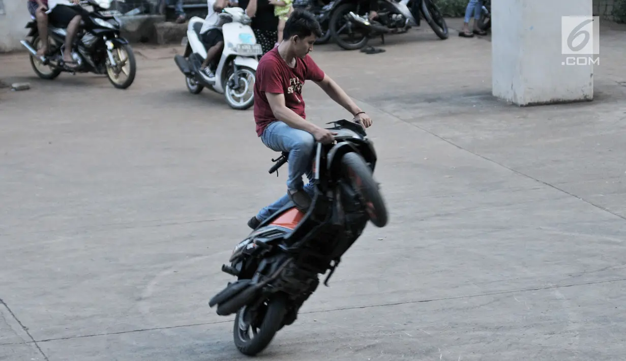 Aksi freestyler motor saat meramaikan waktu menjelang berbuka puasa atau ngabuburit di Banjir Kanal Timur (BKT), Jakarta, Minggu (12/5/2019). Acara ini digelar oleh komunitas freestyle motor gabungan Jakarta-Bekasi. (merdeka.com/Iqbal Nugroho)