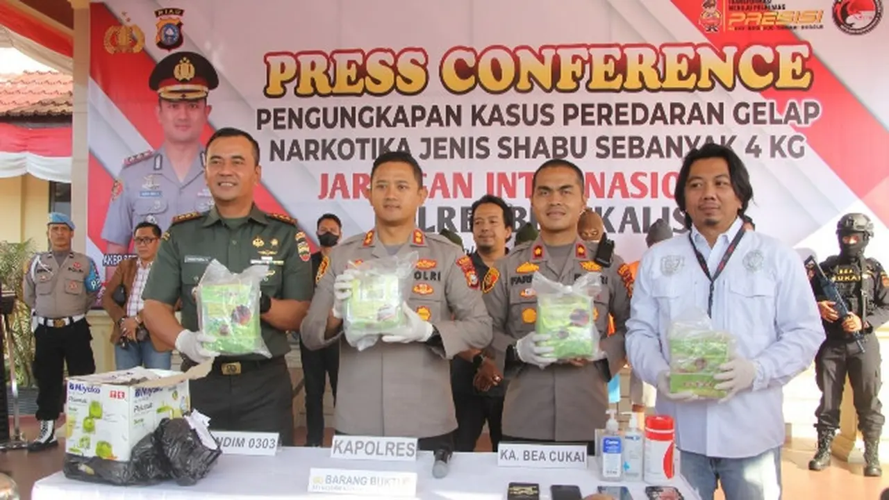 Konferensi pers pengungkapan penyelundupan narkoba jenis sabu yang dilakukan pasangan suami istri di Kabupaten Bengkalis.
