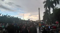 Jelang Malam Tahun Baru 2018, Monas mulai dipadati warga (Liputan6.com/Ika)