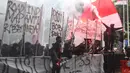 Dalam aksinya, penghuni Tribun Selatan itu menuntut perubahan mendasar dalam tubuh federasi. Tampak dalam foto, suporter timnas Indonesia, Ultras Garuda, saat menggelar aksi unjuk rasa di depan Kantor PSSI, GBK Arena, Senayan, Jakarta Pusat, Jumat (14/11/2025). (Bola.com/M Iqbal Ichsan)