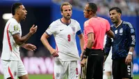 Wasit Ismail Elfath, dari Amerika Serikat, berbicara dengan Morgan Rogers dari Inggris, kiri, Harry Kane dari Inggris dan Leandro Paredes dari Argentina, kanan, pada pertandingan semifinal Piala Dunia 2026 antara Inggris dan Argentina di Atlanta, Kamis (16-7-2026 dini hari WIB. (AP Photo/Rebecca Blackwell)
